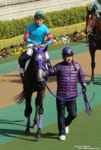 デビュー戦のヤマニンアドーレと江田照騎手