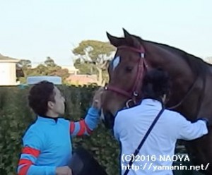 迎春S・表彰式の藤懸騎手とヤマニンボワラクテ