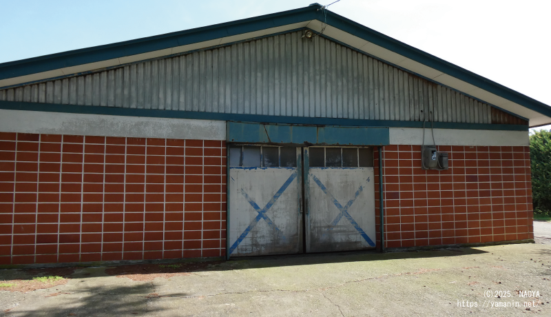 泊津繁殖場の厩舎・扉は閉じられた